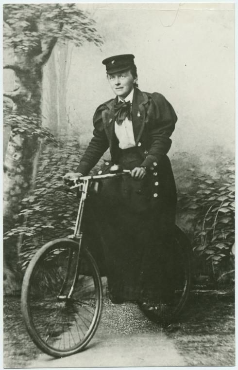 Betzy Kjelsberg, 1891, in Drammen. Was among the first to start riding on a bike.