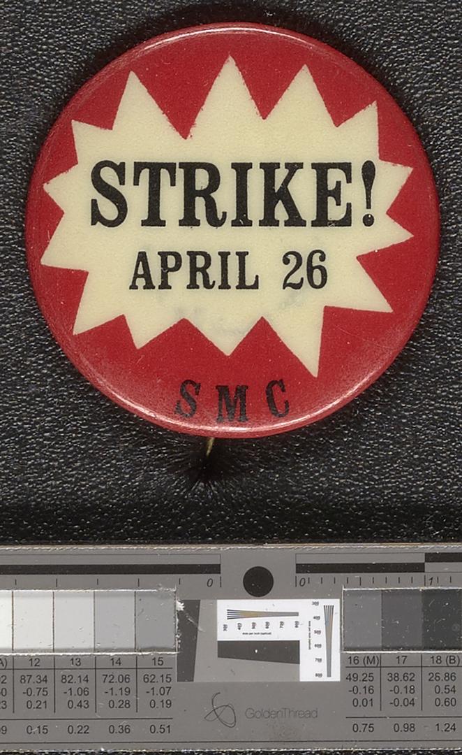 Anti-Vietnam War buttons [b001] [f012] [005a]