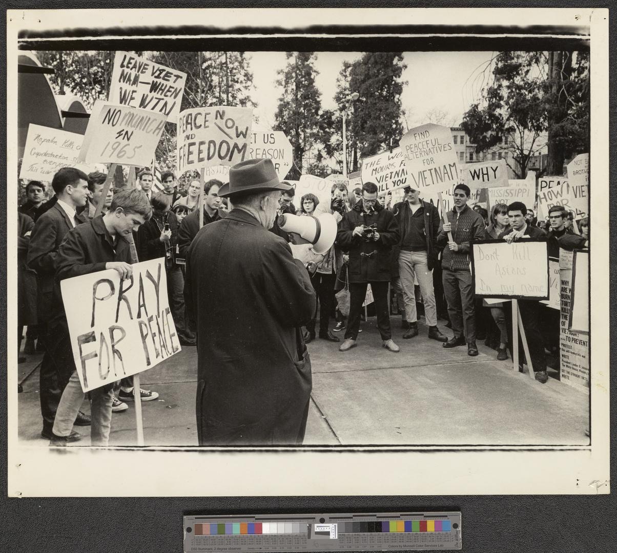 Anti-Vietnam War protest Eugene, Oregon photographs [b001] [f011]